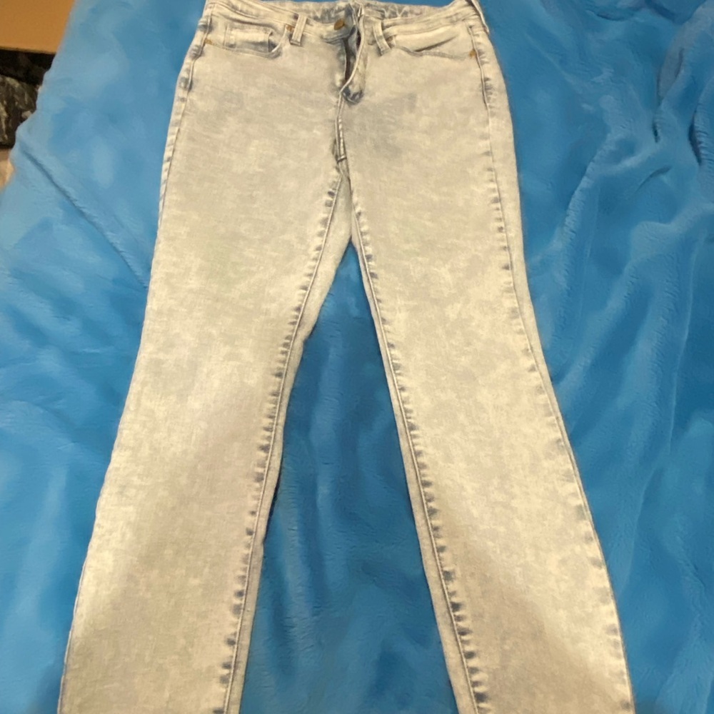 Universal Thread Women's Light Wash Straight Leg Jeans